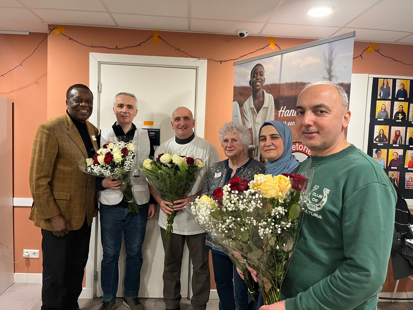 Gasten met bloemen tijdens de iftar voor de vrijwilligers van Respijthuis House Martin