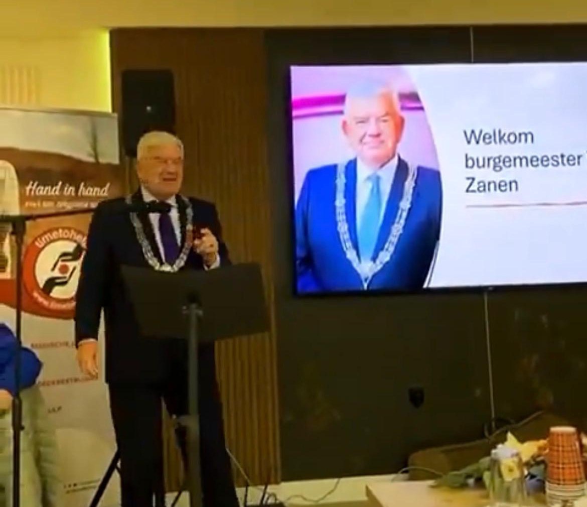 Burgemeester Jan van Zanen spreekt bij SEVA tijdens het kerstdiner