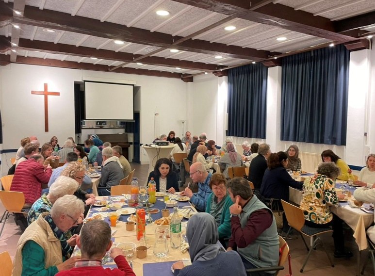 Iftar in de Abdijkerk, volle tafels onder het kruis