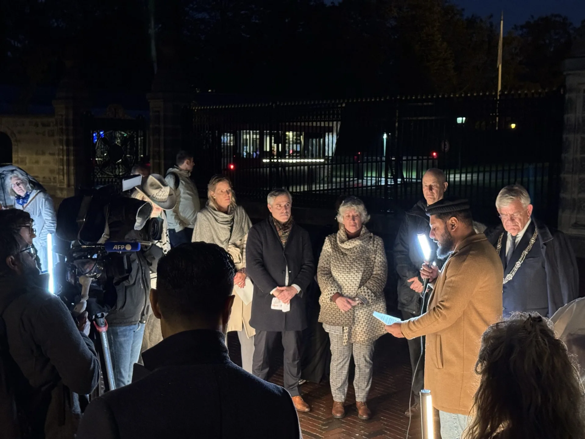 Avondbijeenkomst voor het Vredespaleis in Den Haag