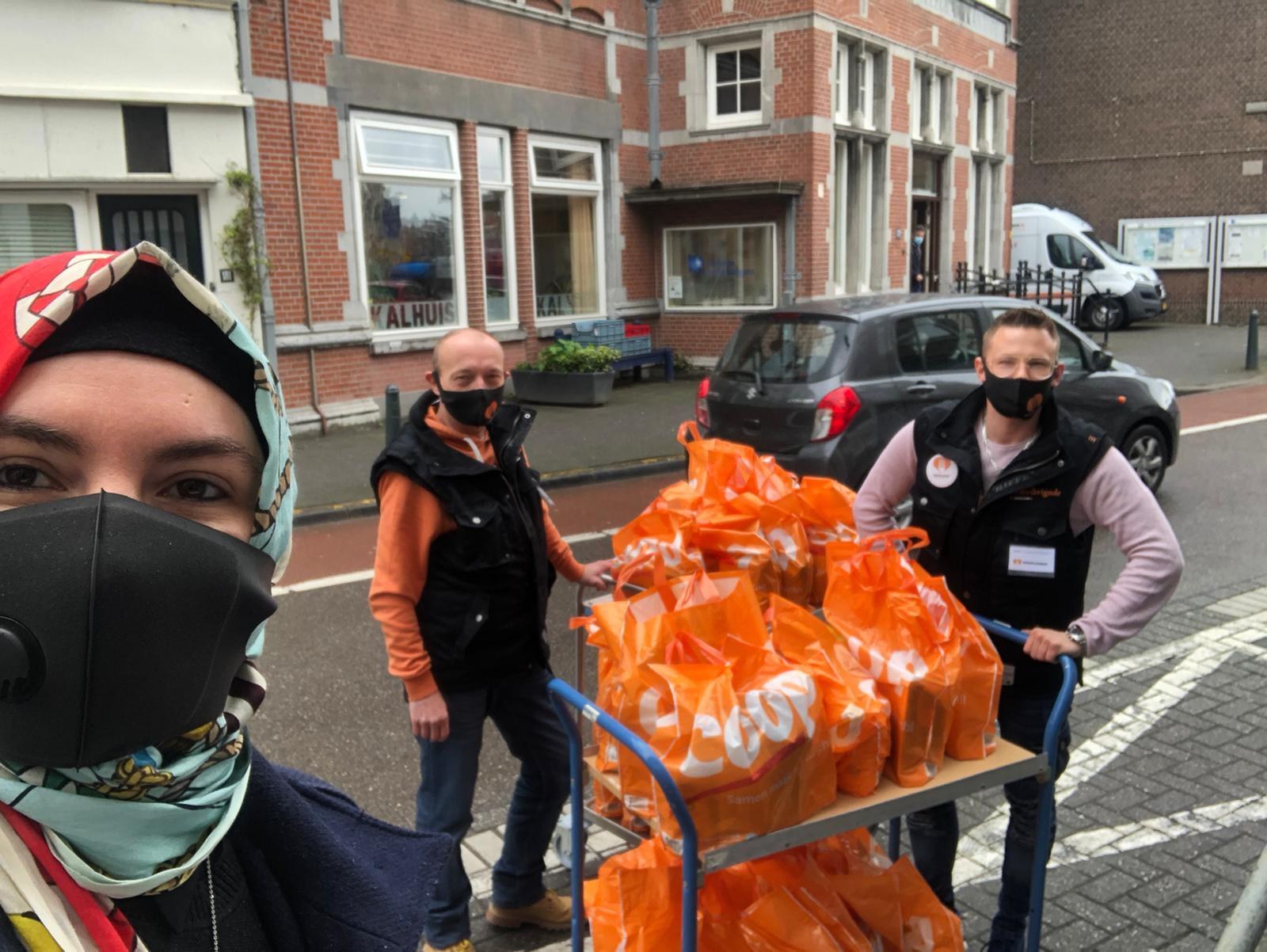 Vrijwilligers met pakketten voor de voedselbank in Scheveningen