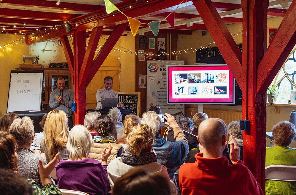 Publiek bij de Turkse cultuurdag van SEVA-vrijwilligers en de Eigen Wij Stichting in Zoetermeer